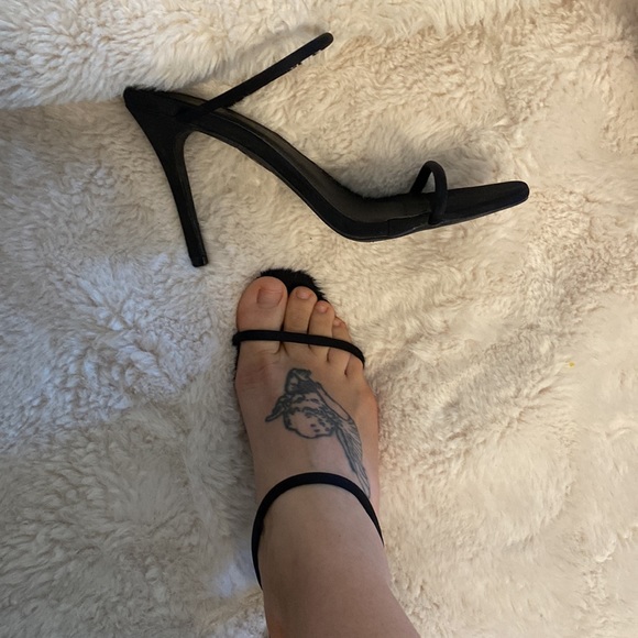•Fashion Nova black heels size 10 - Picture 3 of 4